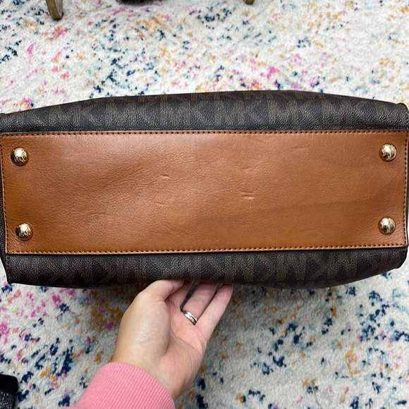 Authentic Michael Kors Large Hamilton Tote - Picture 5 of 8